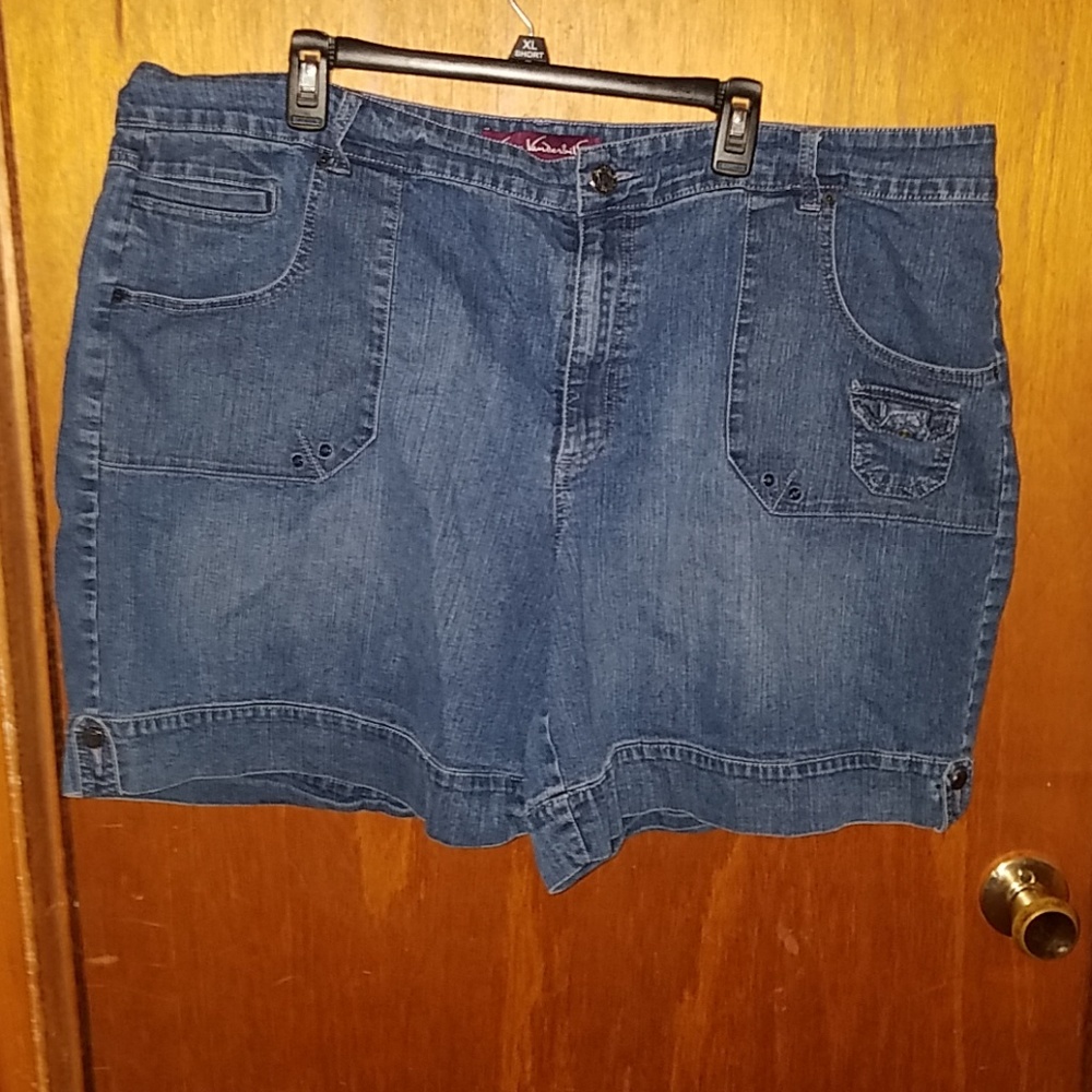 Gloria Vanderbilt denim shorts
